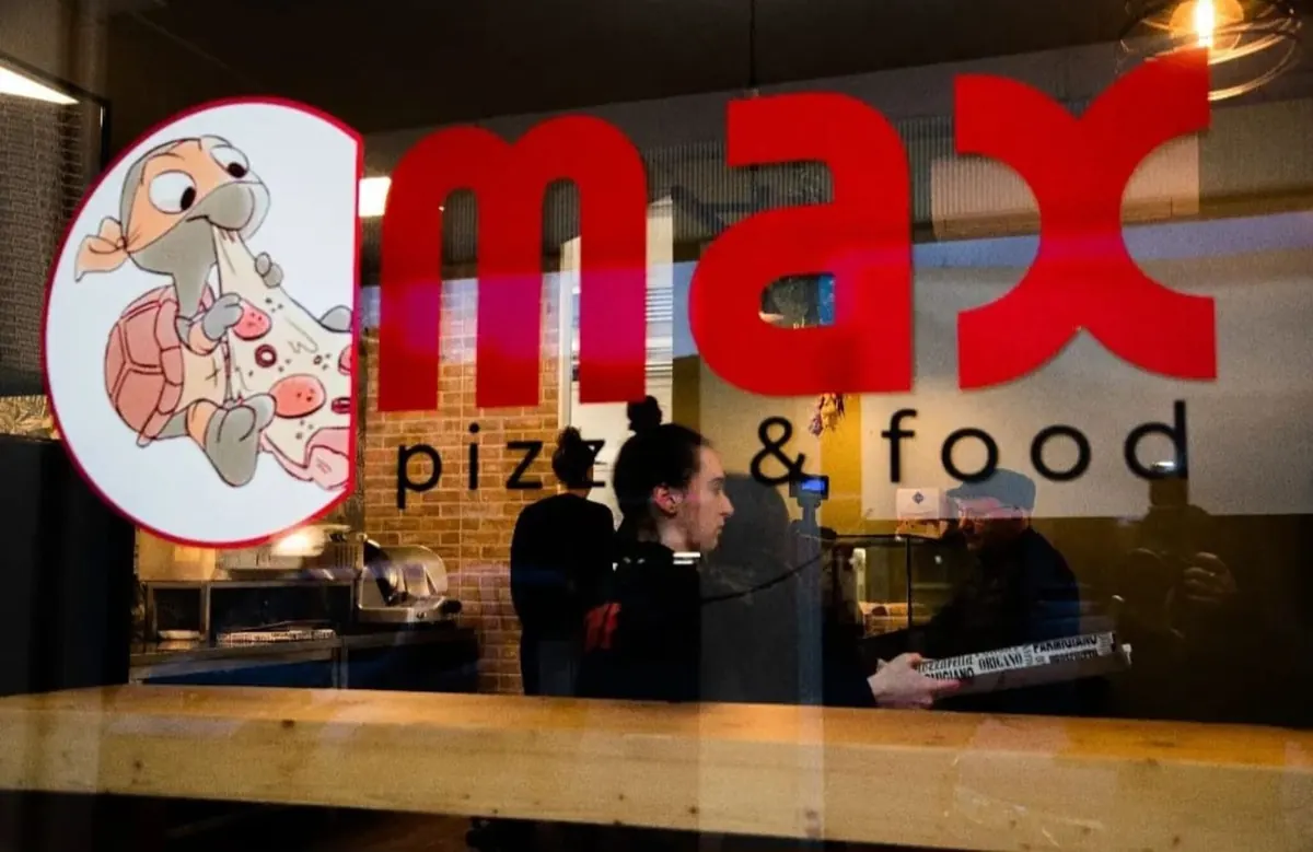 La vetrina di Max Pizza & Food con il logo, la tartaruga e la scritta rossa max pizza & food